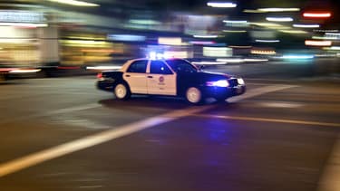 La voiture de police a pu faire ralentir la Tesla en mode semi-autonome en se plaçant juste devant et en décélérant.