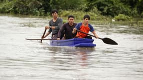 Des sauveteurs à la recherche de disparus dans une rivière en crue en Thaïlande le 6 décembre 2016