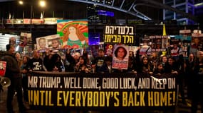 Des partisans et des proches d'otages israéliens retenus captifs dans la bande de Gaza depuis les attaques du 7 octobre 2023 par des militants du Hamas, tiennent un message adressé au président américain Donald Trump lors d'une manifestation à Tel-Aviv le 20 janvier 2025, appelant à la fin immédiate de la guerre et au retour de tous les otages. (Photo d'illustration)