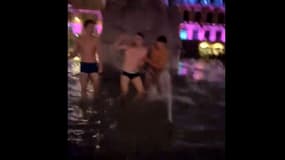 Des supporters lillois se baignent dans la fontaine de la Grand Place de la ville après l'exploit face au Real (1-0), le 2 octobre 2024