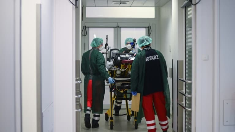 Des médecins transportent un patient atteint du Covid dabs l'hopital universitaire d'Essen, dans l'Ouest de l'Allemagne, le 22 mars 2021.