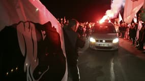Drapeaux corses, bougies et fumigène à l'arrivée de la dépouille du militant indépendantiste corse Yvan Colonna à Ajaccio, le 23 mars 2022