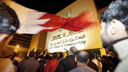 Manifestants opposés au régime bahreïni réunis vendredi devant un hôpital de Manama où certains des leurs sont pris en charge. Le roi de Bahreïn a invité "toutes les parties" à entamer un dialogue national pour tenter de résoudre la crise politique qui a