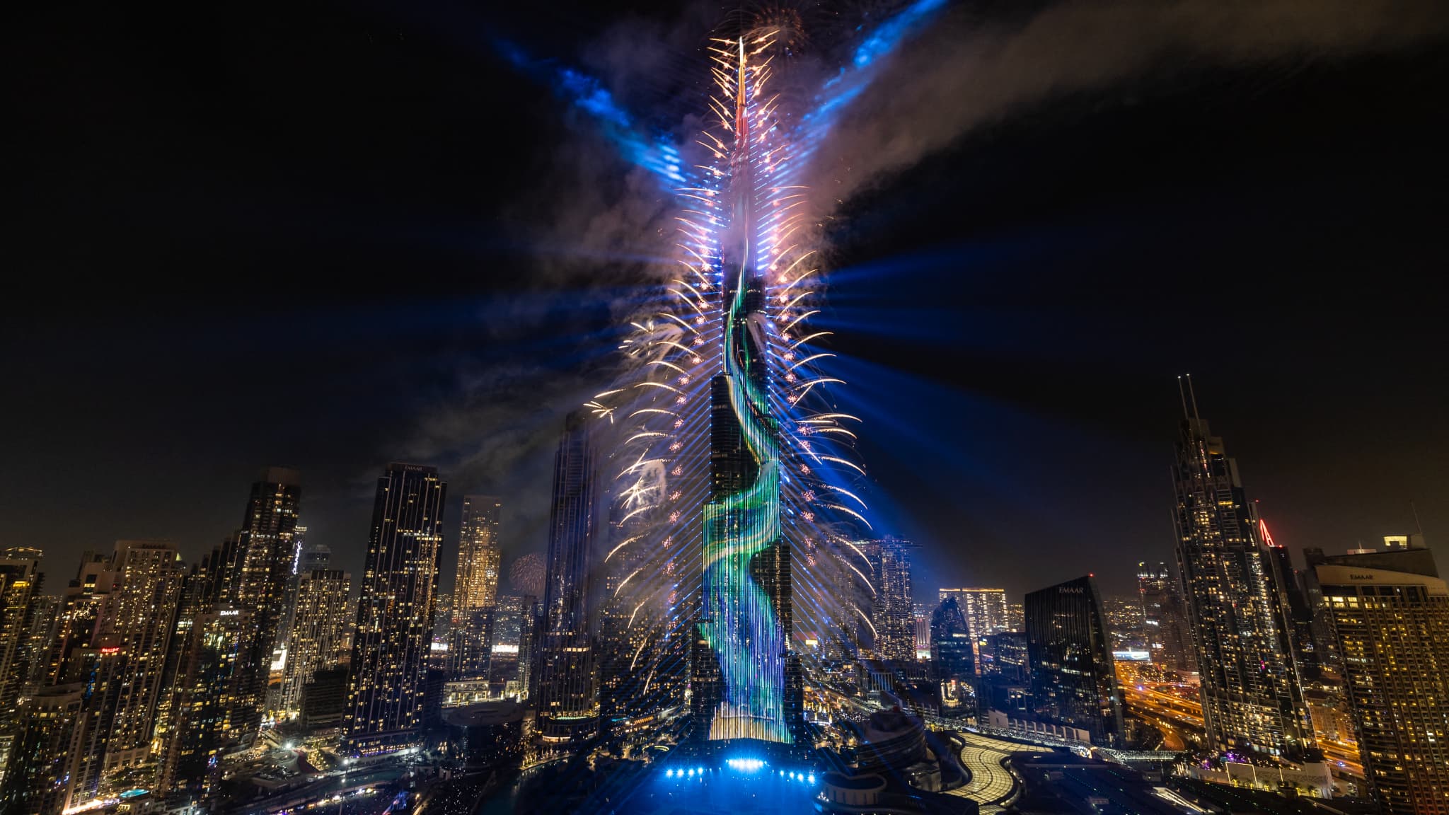 Des feux d'artifice explosant autour de la tour Burj Khalifa lors des célébrations du Nouvel An à Dubaï le 1er janvier 2025.