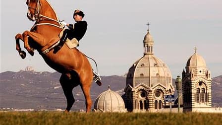 Symbole de l'excellence à la française dans le dressage équestre, le Cadre Noir de Saumur, ici à Marseille, a signé un "fabuleux contrat" avec la Chine pour la fourniture à partir de la mi-2011 de près de 3.000 chevaux. /Photo d'archives/REUTERS/Jean-Paul