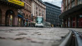 Un tramway dans une rue déserte à Strasbourg, le 30 octobre 2020, 1er jour du 2e confinement