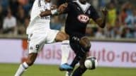 Le défenseur central bordelais Mickaël Ciani à la lutte avec l'attaquant marseillais Brandao.