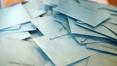 Des enveloppes dans une urne lors de l'élection présidentielle de 2012. (photo d'illustration)