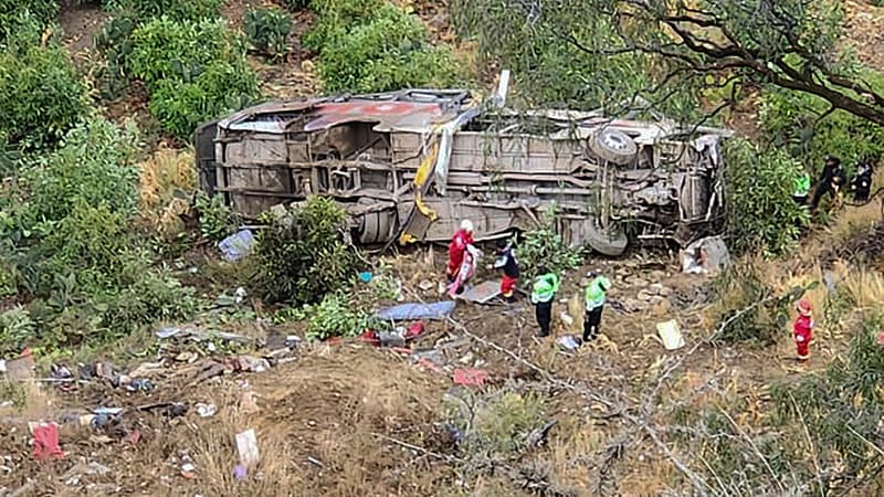 L'autocar accidenté dans la région andine de Huancavelica, dans le sud du Pérou, le 18 septembre 2023.