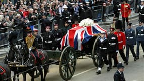 Plusieurs milliers de Britanniques se sont massés sur le parcours du cortège du cercueil de Margaret Thatcher transporté du Parlement de Westminster jusqu'à la cathédrale Saint Paul, à Londres. /Photo prise le 17 avril 2013/REUTERS/Luke MacGregor