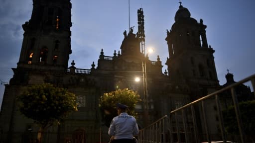 Un policier devant la cathédrale de Mexico après une attaque contre un prêtre poignardé en pleine messe, le 15 mai 2017