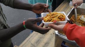 Distribution de nourriture près du port de Calais. "La Belle étoile", une association d'aide aux migrants de Calais cesse jeudi son activité pour "mettre la pression" sur l'Etat et les collectivités et les inciter à prendre le relais, a annoncé sa préside