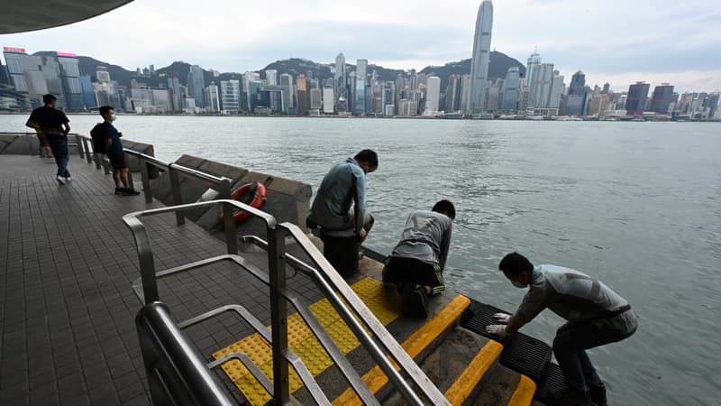 Vue de Hong Kong à l'approche du typhon. 