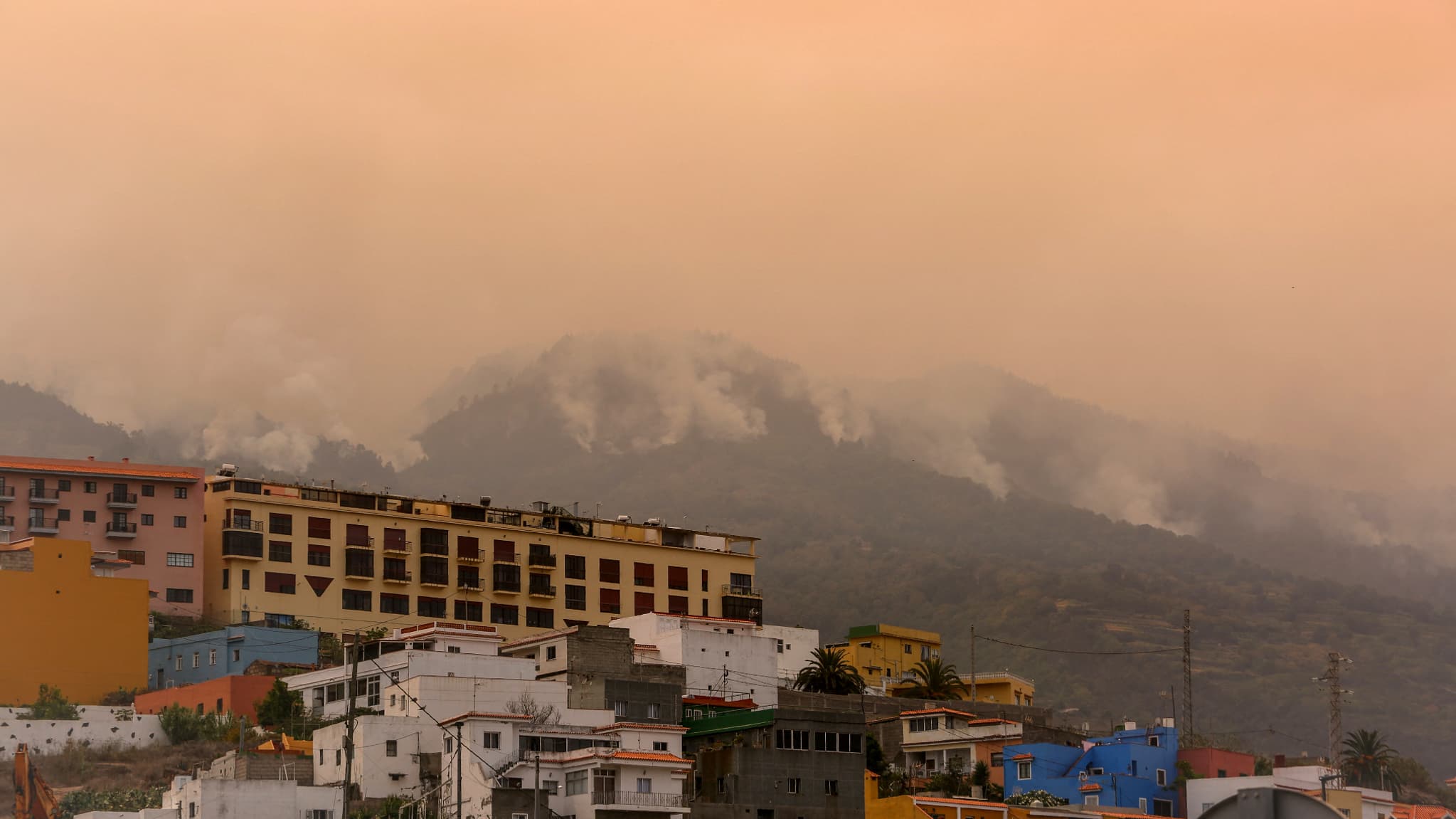 D'immenses panaches de fumée sont visibles près de la ville de La Victoria de Acentejo, ce samedi 19 août.