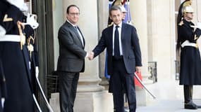 François Hollande et Nicolas Sarkozy sur le perron de l'Élysée, le 15 novembre 2015.
