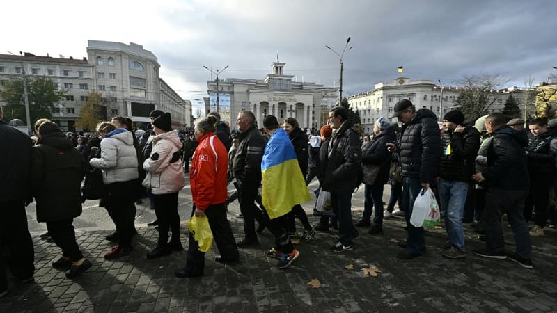 Des habitants font la queue pour la distribution de fournitures d aide dans le centre de Kherson le 19 novembre 2022 dans le contexte de l invasion de l Ukraine par la Russie 1525232