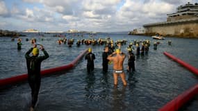 Des nageurs se préparent pour la "Traversée de la Corniche" depuis la plage du Prophète, le 7 janvier 2023 à Marseille
