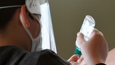 Un enfant utilise du gel hydroalcoolique, le 18 mai 2020, à Saint-Grégoire.