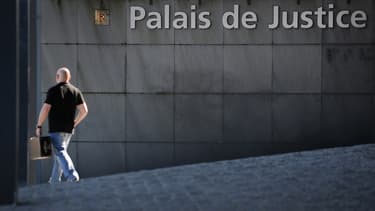 L'homme a bondi du box des accusés avant de courir vers la sortie.
