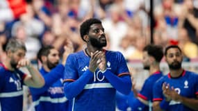 Dika Mem avec l'équipe de France de handball aux Jeux olympiques de Paris 2024