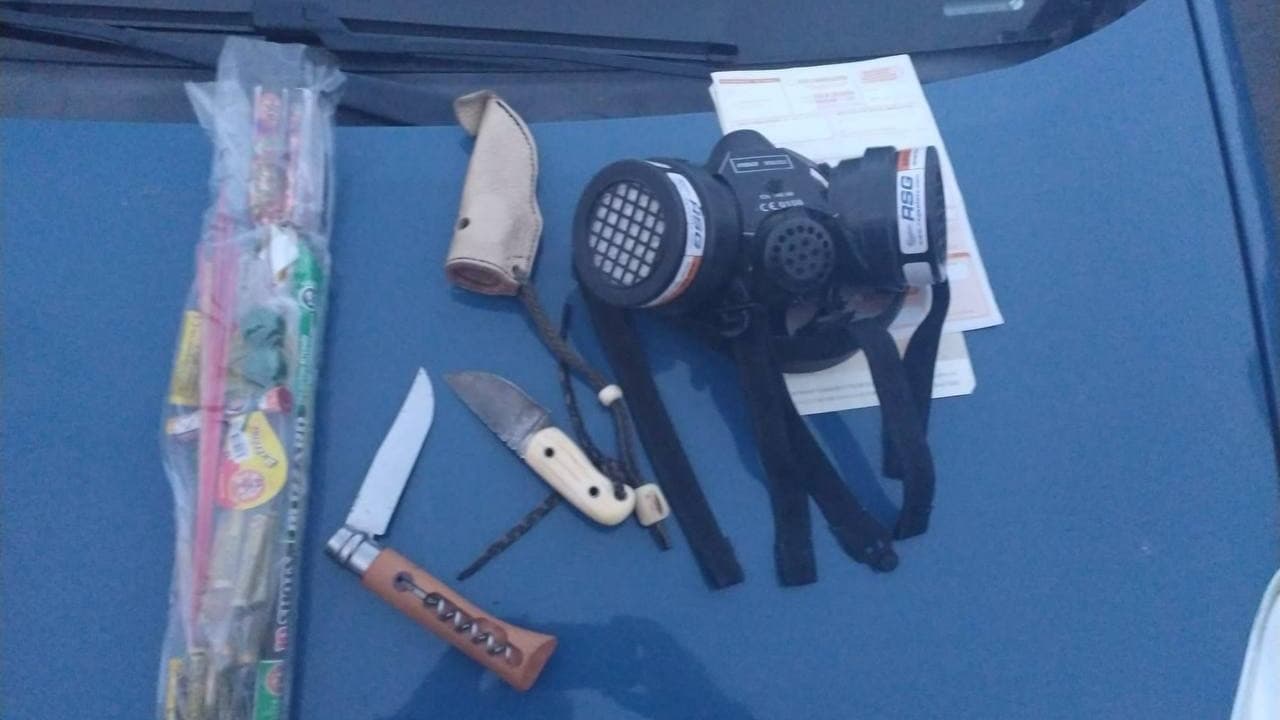 Des objets saisis lors de contrôles des forces de l'ordre aux abords du "Village de l'eau", à Melle (Deux-Sèvres), alors que des manifestations contre les "mégabassines" sont prévues les 19 et 20 juillet 2024. Des objets saisis lors de contrôles des forces de l'ordre aux abords du "Village de l'eau", à Melle (Deux-Sèvres), alors que des manifestations contre les "mégabassines" sont prévues les 19 et 20 juillet 2024.