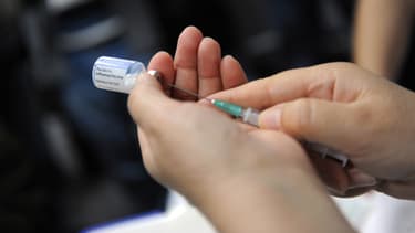 Un vaccin sur le point d'être administré (Photo d'illustration).