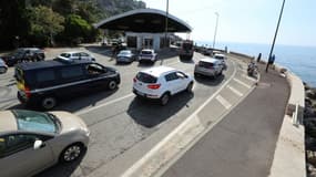 Des automobilistes font la queue à la frontière entre  la France et l'Italie, le 3 juin 2020 à Menton