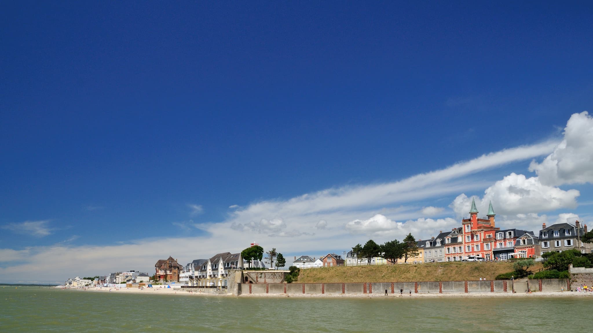 Orientée sud, la plage du Crotoy est propice à la baignade, à marée haute