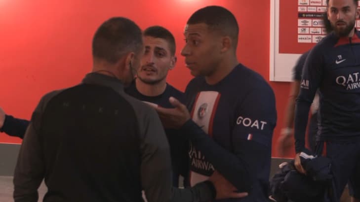 Mbappé et Verratti qui demandent des explications au arbitres dans le couloir lors de Reims-PSG, le 8 octobre 2022