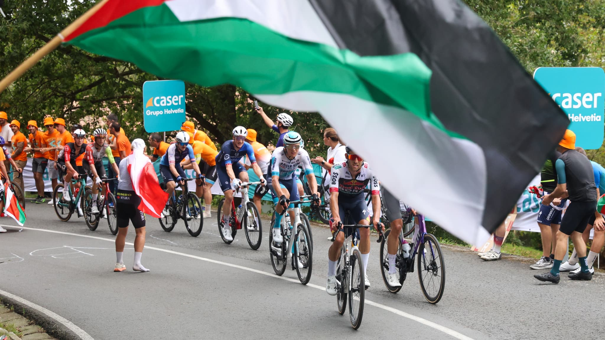 DIRECT. VUELTA 2025: ENCORE UNE FORTE MOBILISATION PRO-PALESTINIENNE AU DÉPART DE LA 12E ÉTAPE DU TOUR D'ESPAGNE
