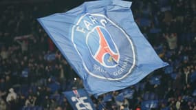 Un drapeau avec le logo du PSG lors du match face à Nantes (1-1, L1), le 30 novembre 2024