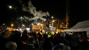 Les salariés de la raffinerie Exxon-Mobil de Port-Jérôme, près du Havre, votent en faveur la grève contre la réforme des retraites, le 7 mars 2023
