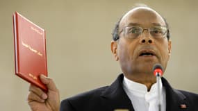 Le président tunisien Moncef Marzouki tient la nouvelle constitution du pays lors d'un speech sur les droits de l'Homme, le 3 mars 2014 à Genève.