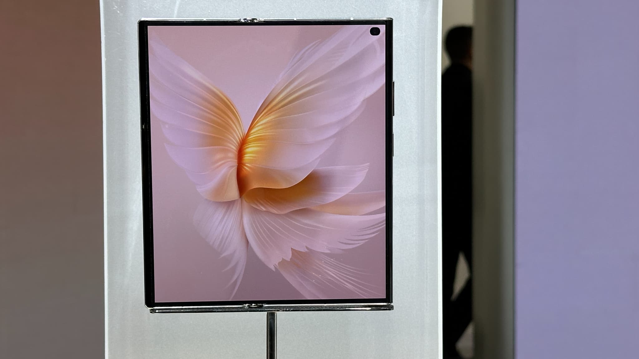 Le Honor Magic V2 avec son écran pliable ouvert. Le Honor Magic V2 avec son écran pliable ouvert.