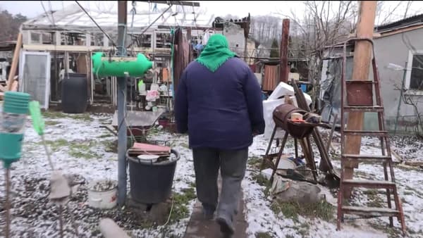 Maria, 73 ans, a vu sa maison détruite par des frappes à Moschun près de Kiev