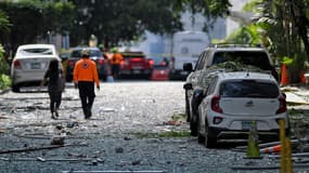 Des morceaux de verre brisé et des débris dans une rue de Panama après une explosion le 1er novembre 2022