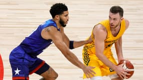 Jayson Tatum face à Nick Kay lors de USA-Australie