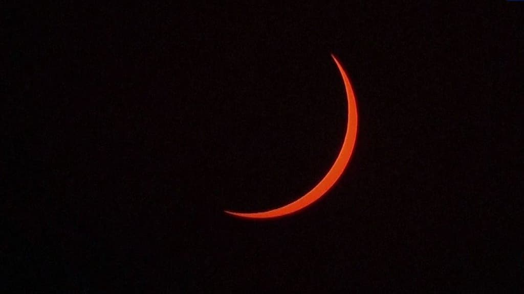 L'éclipse solaire vue depuis Lausanne, en Suisse, ce vendredi matin. L'éclipse solaire vue depuis Lausanne, en Suisse, ce vendredi matin.