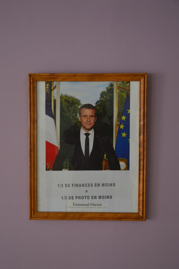 Le portrait d'Emmanuel Macron dans la mairie de Grand-Failly.