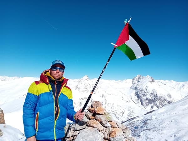 Des randonneurs ont hissé le drapeau palestinien à La Pousterle et à l'Aiguille Large ce jeudi 7 mars.