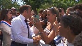 Emmanuel Macron lors d'un bain de foule à Marseille, le 26 juin 2023.