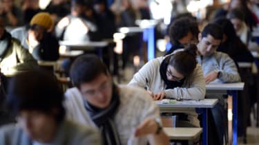 A Marseille, des étudiants en médecine passent un examen de fin de semestre, en décembre 2012. -