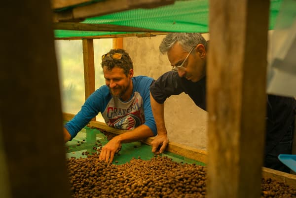 Christophe Servell (à droite) se rend sur une plantation