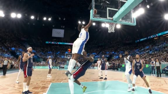 Le poster de Yabusele sur LeBron James en finale des JO de Paris 2024 entre la France et les Etats-Unis, 10 août 2024