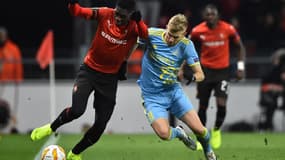 Ismaïla Sarr tente d'échapper à un ancien du club, Pedro Henrique