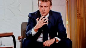 Capture d'écran du 15 décembre 2021 montrant le président Emmanuel Macron lors d'un entretien depuis le palais de l'Elysée à Paris diffusé sur TF1