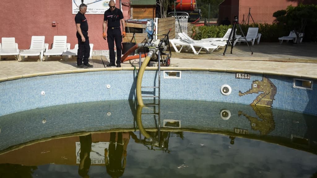 Des pompiers pompent l'eau de la piscine d'un camping dans les Pyrénées-Orientales le 4 mai 2023.