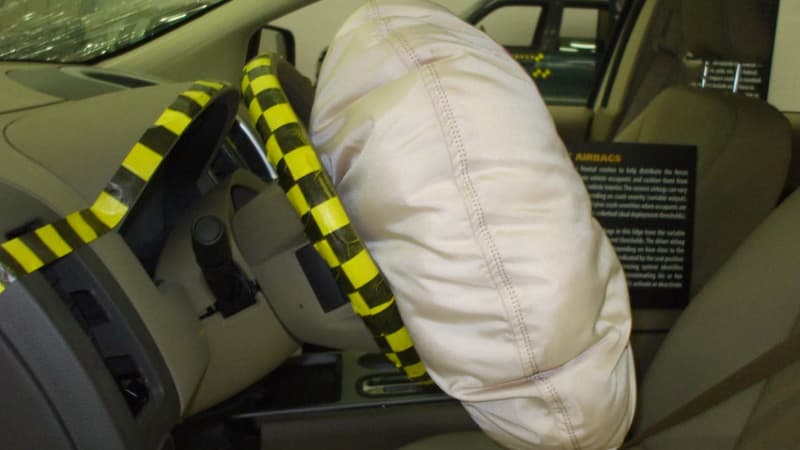 Honda a de nouveau rappelé des millions de véhicules pour des airbags défectueux. Ici, un airbag ouvert dans un laboratoire de tests du cabinet IHS.