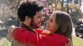 Adam Brody et Kristen Bell dans "Nobody wants this" sur Netflix.