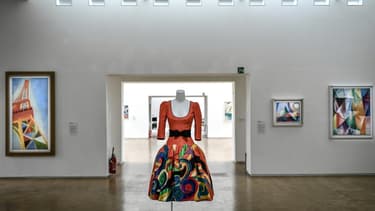 Une robe d'Yves Saint Laurent exposée au centre Pompidou au milieu de tableaux de Sonia Delaunay, le 25 janvier 2022 à Paris